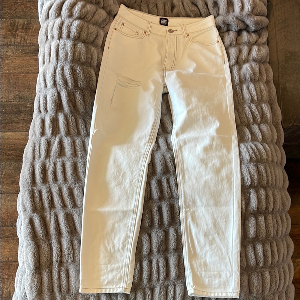 BDG Women's White Jeans IN SIZE 27. Great jeans- WORN ONE TIME & outgrown:(